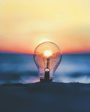 Decorative element: Lightbulb in front of sunset