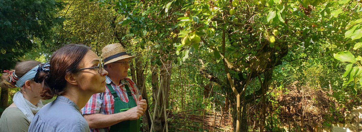 Oksana Yushko, a volunteer and Jochen Bock in the Nordkolleg garden